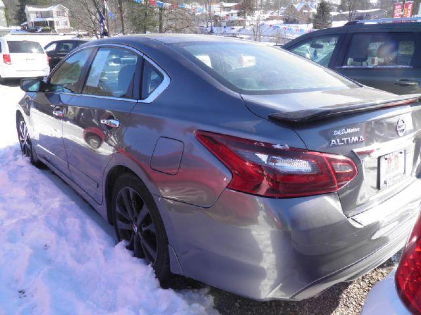 2017 GRAY Nissan Altima 2.5 SR (1N4AL3AP8HC) with an 2.5L L4 engine, CVT transmission, located at 19521 New George's Creek Rd SW, Barton, MD, 21521, (301) 463-2404, 39.524323, -79.017906 - Photo#4