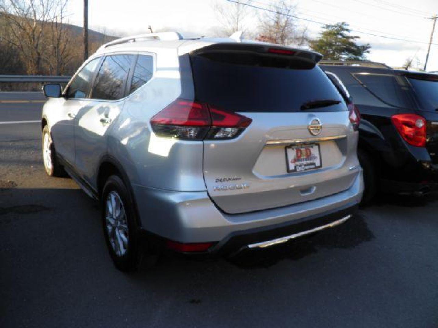 2017 GRAY Nissan Rogue SV AWD (JN8AT2MV7HW) with an 2.5 L4 engine, CVT transmission, located at 15520 McMullen Hwy SW, Belair, MD, 21502, (301) 729-3700, 39.581375, -78.846451 - Photo#5