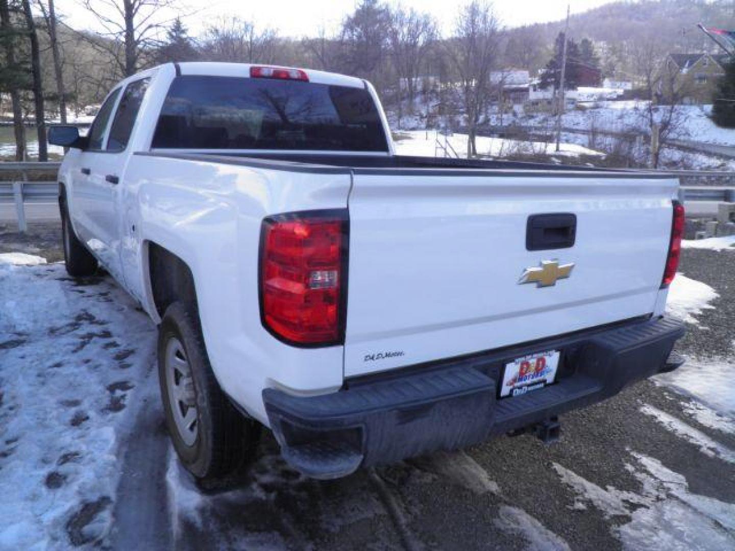 2018 WHITE Chevrolet Silverado 1500 LS Crew Cab Short Box 4WD (3GCUKNEC5JG) with an 5.3L V8 engine, AT transmission, located at 19521 New George's Creek Rd SW, Barton, MD, 21521, (301) 463-2404, 39.524323, -79.017906 - Photo#4