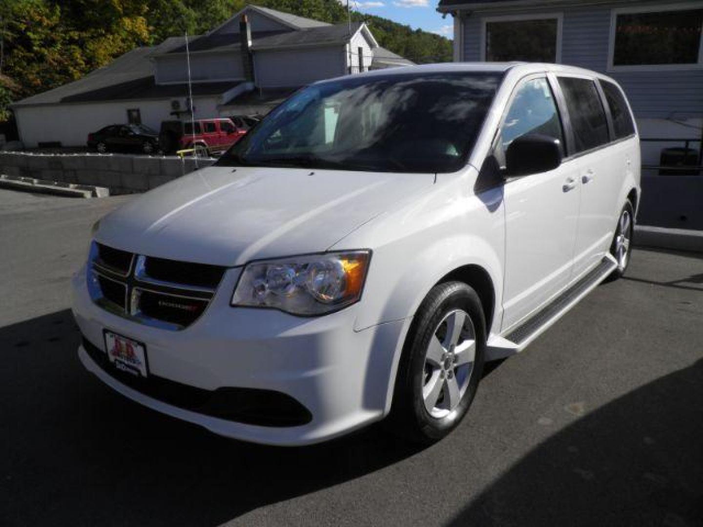 2018 WHITE DODGE GRAND CARAVAN SE (2C4RDGBG4JR) with an 3.6l V6 engine, AT transmission, located at 15520 McMullen Hwy SW, Belair, MD, 21502, (301) 729-3700, 39.581375, -78.846451 - Photo#0