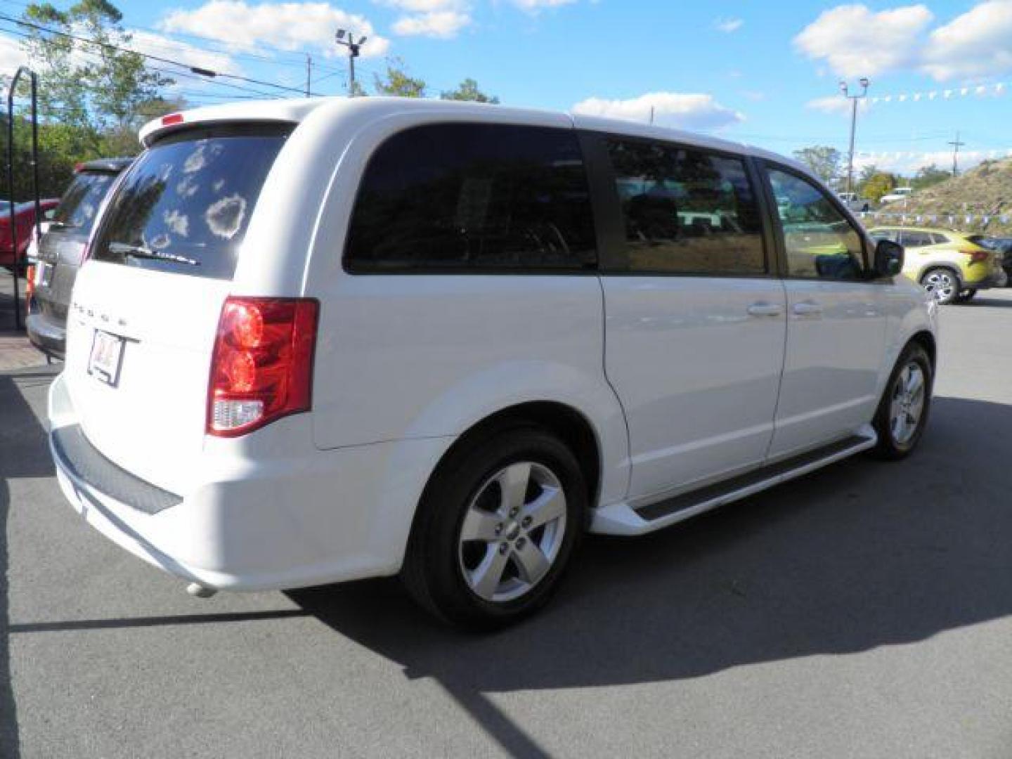 2018 WHITE DODGE GRAND CARAVAN SE (2C4RDGBG4JR) with an 3.6l V6 engine, AT transmission, located at 15520 McMullen Hwy SW, Belair, MD, 21502, (301) 729-3700, 39.581375, -78.846451 - Photo#5