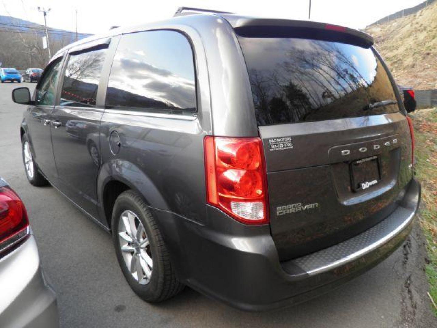 2018 GRAY DODGE G CARAVAN SXT (2C4RDGCG2JR) with an 3.6L V6 engine, AT transmission, located at 15520 McMullen Hwy SW, Belair, MD, 21502, (301) 729-3700, 39.581375, -78.846451 - Photo#5