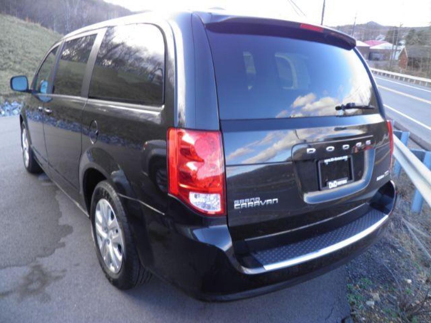 2018 BLACK Dodge Grand Caravan SE (2C4RDGBG3JR) with an 3.6L V6 engine, AT transmission, located at 15520 McMullen Hwy SW, Belair, MD, 21502, (301) 729-3700, 39.581375, -78.846451 - Photo#4