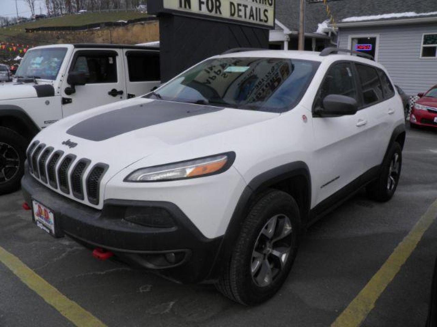 2018 WHITE JEEP CHEROKEE Trailhawk 4WD (1C4PJMBB0JD) with an 2.4L L4 engine, AT transmission, located at 15520 McMullen Hwy SW, Belair, MD, 21502, (301) 729-3700, 39.581375, -78.846451 - Photo#0