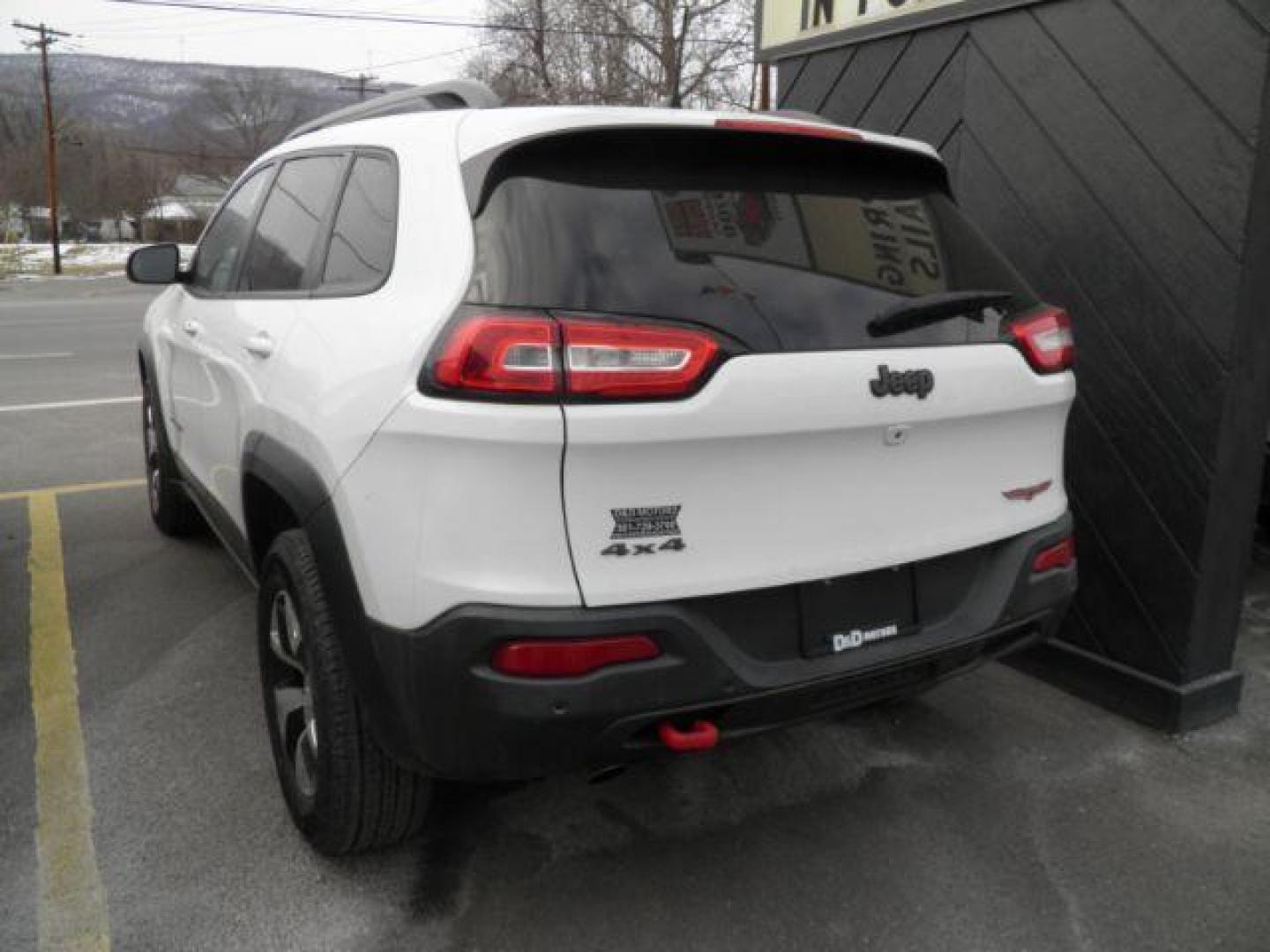 2018 WHITE JEEP CHEROKEE Trailhawk 4WD (1C4PJMBB0JD) with an 2.4L L4 engine, AT transmission, located at 15520 McMullen Hwy SW, Belair, MD, 21502, (301) 729-3700, 39.581375, -78.846451 - Photo#5