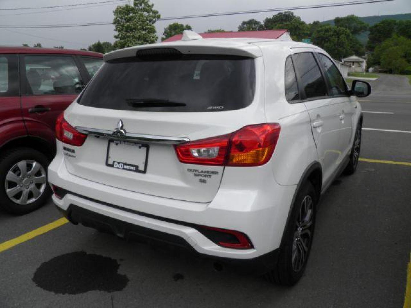 2018 WHITE Mitsubishi Outlander Sport 2.4 SE 4WD CVT (JA4AR3AW3JU) with an 2.4L L4 engine, CVT transmission, located at 15520 McMullen Hwy SW, Belair, MD, 21502, (301) 729-3700, 39.581375, -78.846451 - Photo#5