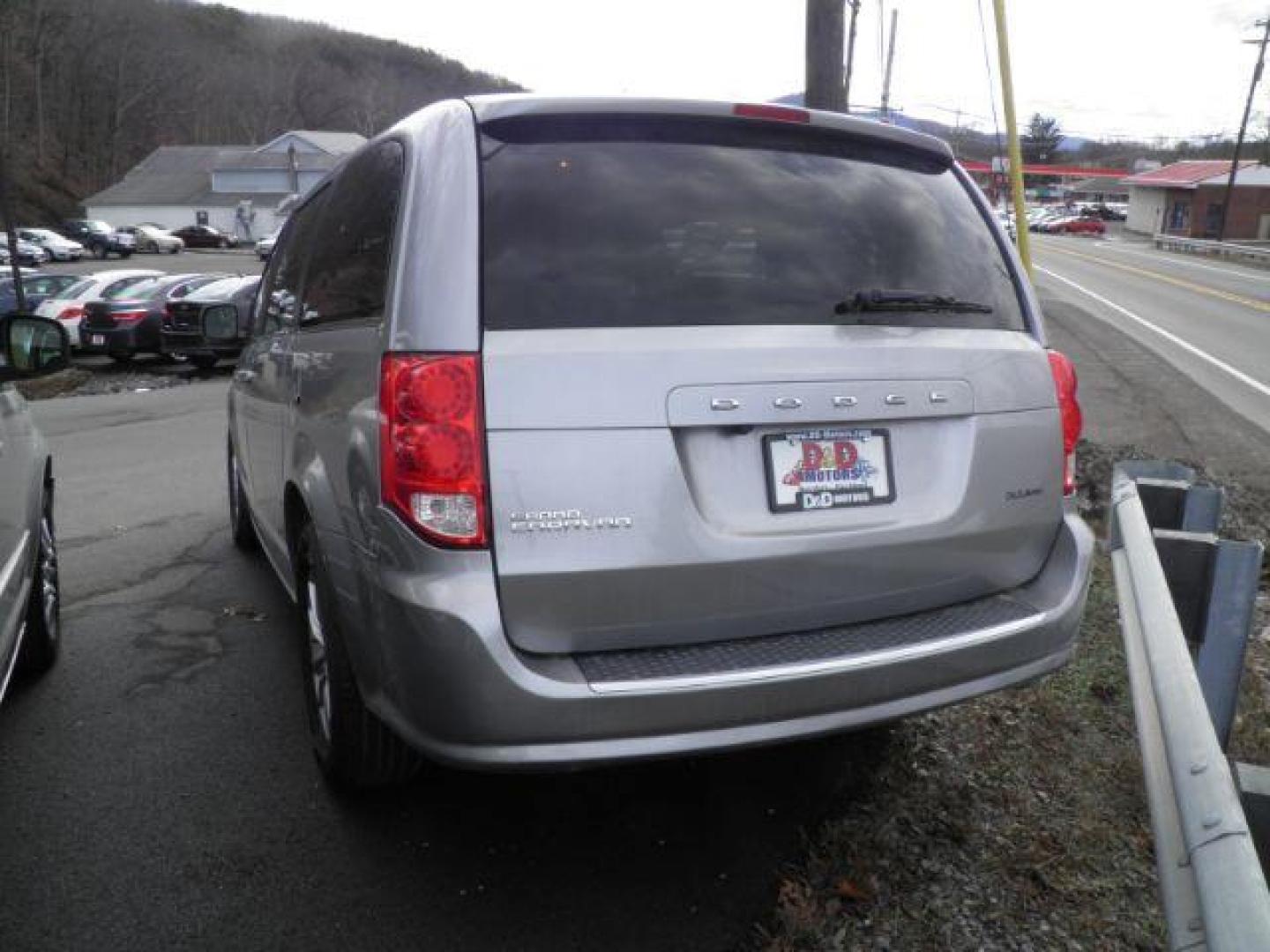 2019 GRAY Dodge Grand Caravan SXT (2C4RDGCG0KR) with an 3.6L V6 engine, AT transmission, located at 15520 McMullen Hwy SW, Belair, MD, 21502, (301) 729-3700, 39.581375, -78.846451 - Photo#5